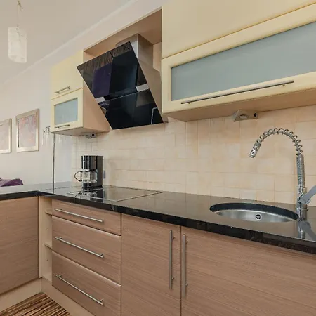 아파트 Spacious With Balcony In Center By Renters