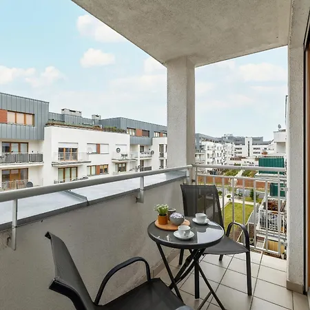 Spacious With Balcony In Center By Renters 아파트 슈비노우이스쳬