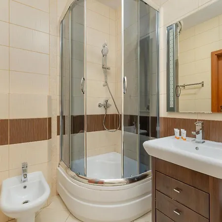 Spacious With Balcony In Center By Renters 아파트 *