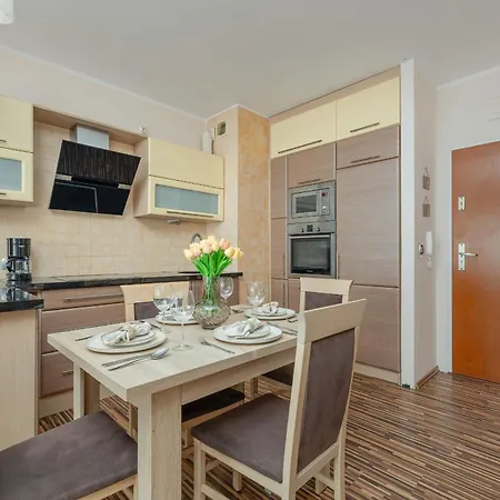 Spacious With Balcony In Center By Renters 아파트