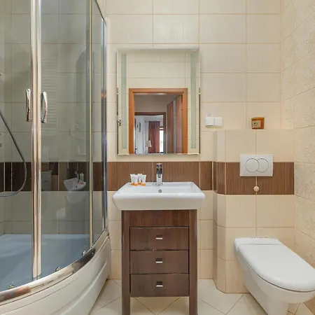Spacious With Balcony In Center By Renters 아파트