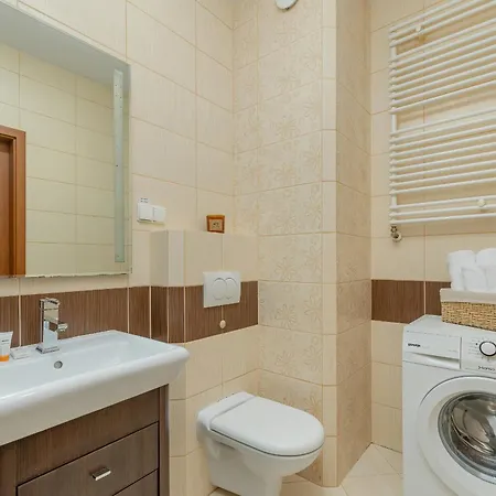 Spacious With Balcony In Center By Renters 아파트