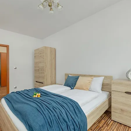Spacious With Balcony In Center By Renters 슈비노우이스쳬
