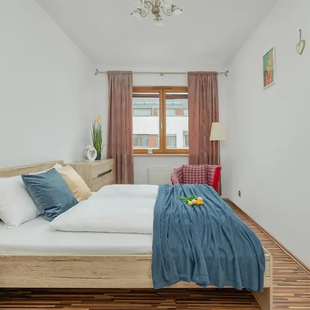 Spacious With Balcony In Center By Renters 아파트 슈비노우이스쳬